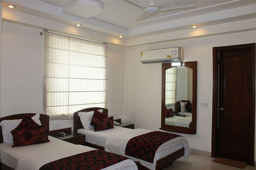 Hotel Shipra International Ню Делхи Екстериор снимка