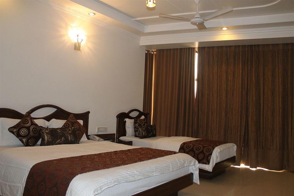 Hotel Shipra International Ню Делхи Екстериор снимка