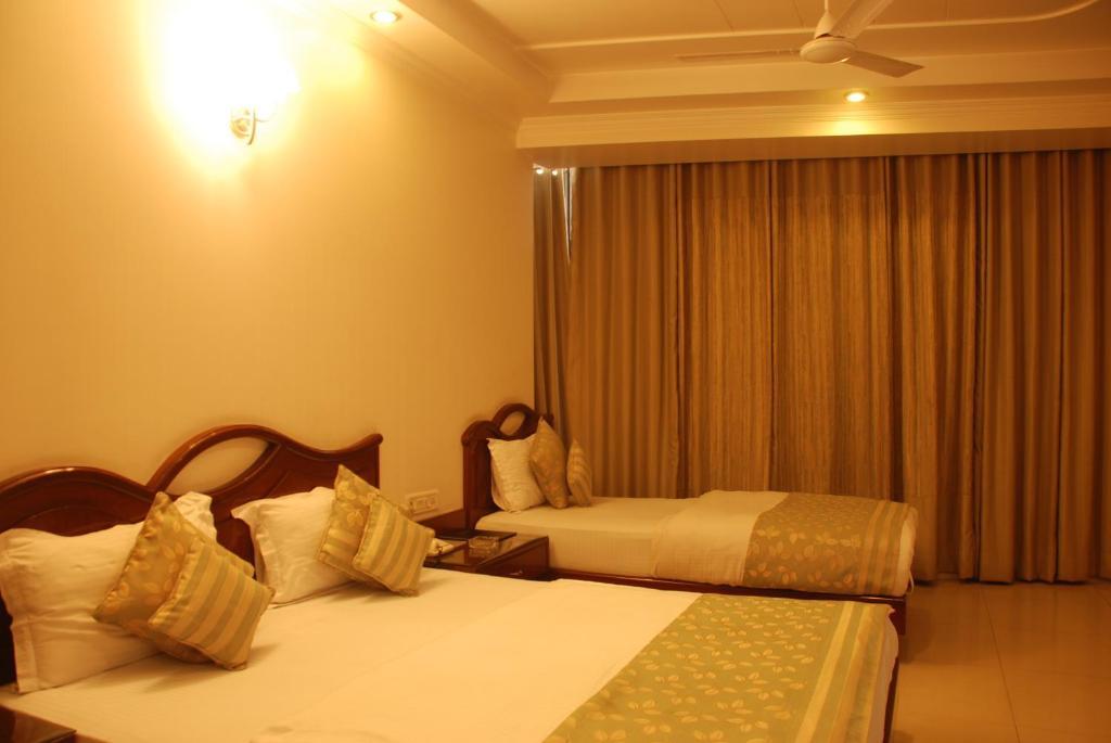 Hotel Shipra International Ню Делхи Стая снимка