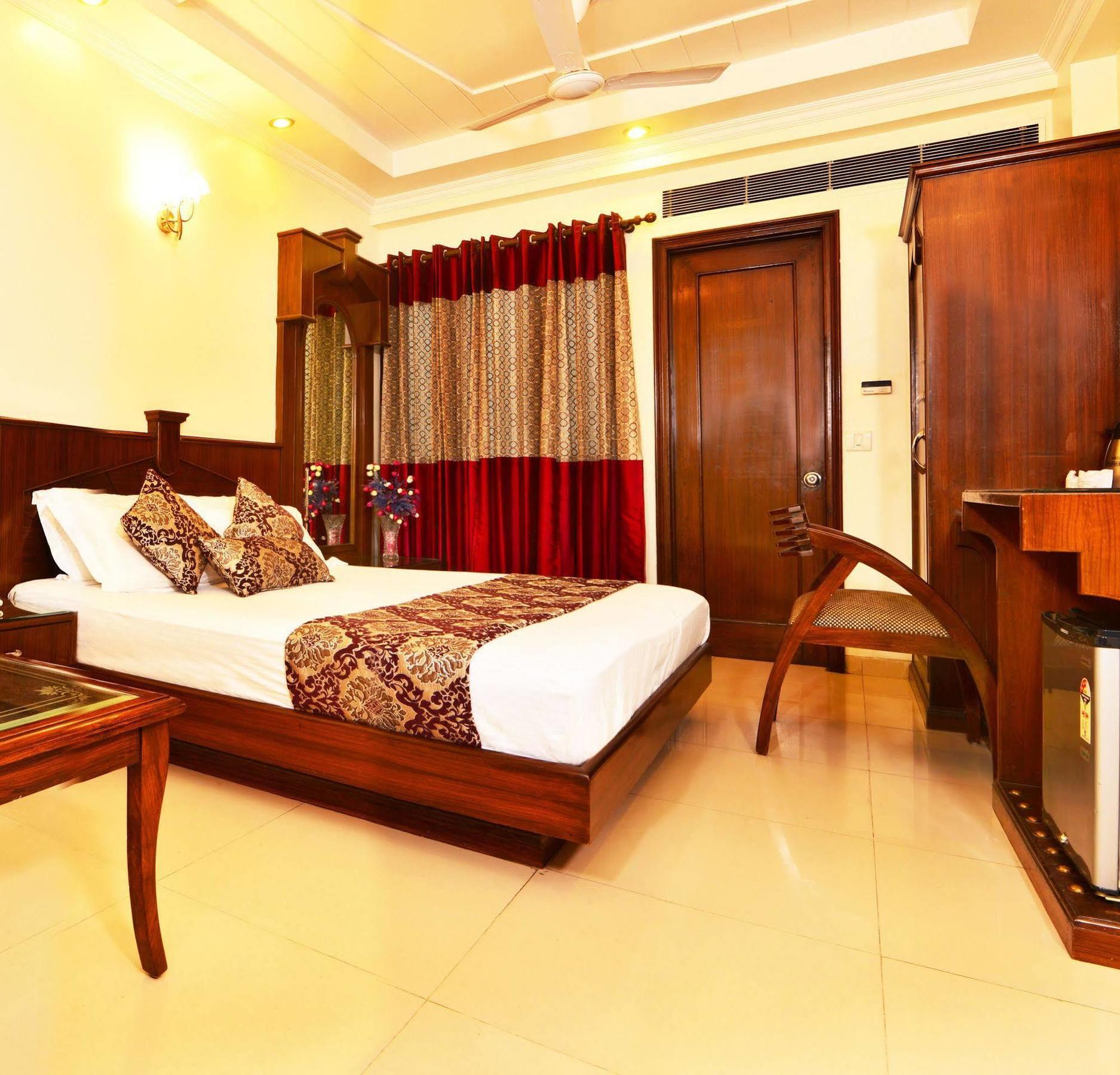 Hotel Shipra International Ню Делхи Екстериор снимка