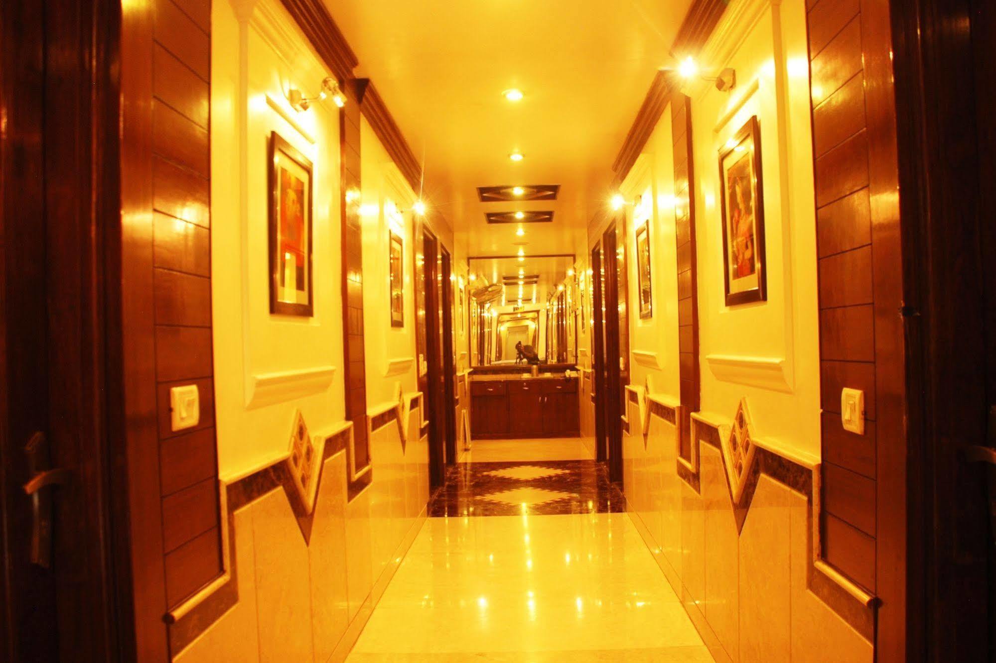 Hotel Shipra International Ню Делхи Екстериор снимка